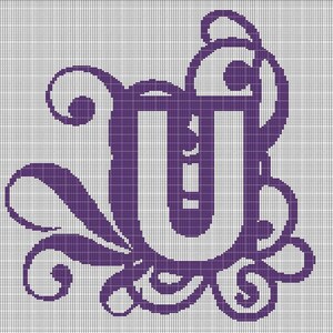 Op de afbeelding: Een paars kruissteekpatroon met de letter U in een vetgedrukt schreeflettertype. De letter is omringd door ingewikkelde, wervelende bloemachtige versieringen en decoratieve rondingen, alles weergegeven op een witte rasterachtergrond.