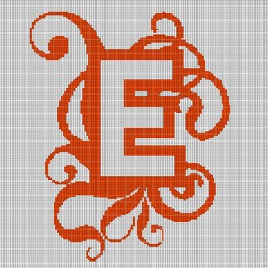 Puede incluir: Un patrón de punto de cruz que presenta una letra E mayúscula grande de estilo bloque en color naranja vibrante. La letra está rodeada por intrincados diseños de filigrana y volutas naranjas, sobre un fondo de cuadrícula blanco para bordar.