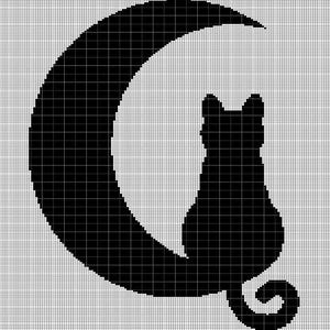 Op de afbeelding: Zwart silhouet van een kat die op een halve maan zit. De kat kijkt naar voren met een gekrulde staart. De achtergrond is een rasterpatroon.