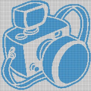Op de afbeelding: Een blauw-witte illustratie van een vintage camera met flitser. De camera heeft een grote lens, een bovenop gemonteerde flitser en een riem. Het ontwerp is een gepixelde, op raster gebaseerde afbeelding.