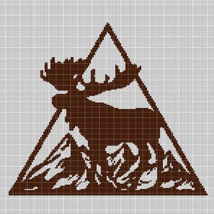 Può includere: Una silhouette marrone di un alce in piedi di fronte a una catena montuosa, il tutto all'interno di una forma triangolare.