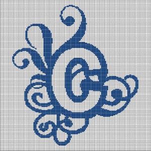 Puede incluir: Un patrón de punto de cruz azul oscuro sobre un fondo de cuadrícula blanco que presenta la letra mayúscula C. La letra está rodeada por elementos decorativos de filigrana en espiral que se extienden desde la parte superior, izquierda e inferior.