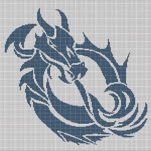 Peut inclure: Un motif de dragon bleu sur fond quadrillé. Le dragon est stylisé avec des angles et des courbes prononcés, avec des cornes, un museau et une queue fluide. Idéal pour des projets de point de croix ou de pixel art.