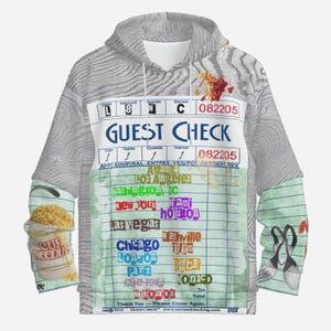 Könnte beinhalten: Grauer Kapuzenpullover mit großem "GUEST CHECK"-Design, Städtenamen und einer Cup Noodles-Grafik auf dem Ärmel. Das Design beinhaltet einen Essensfleck und eine Gabel- und Messer-Grafik. Der Hoodie hat eine Kapuze mit Kordelzug.