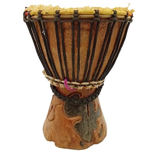 Tambor djembé africano hecho a mano con detalles tallados, 10" de alto, madera natural EUC