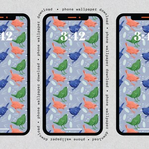 Puede incluir: Un diseño de fondo de pantalla para teléfono con un patrón repetitivo de pájaros verdes, azules y naranjas sobre un fondo azul claro. El fondo de pantalla presenta el texto "Jueves, 22 jul." y la hora "3:42".