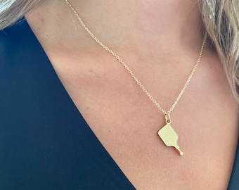 Collier à breloques pagaie pickleball plaqué or 14 carats
