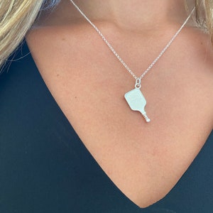 Collar con dije de paleta de Pickleball chapado en plata en cadena de plata de ley