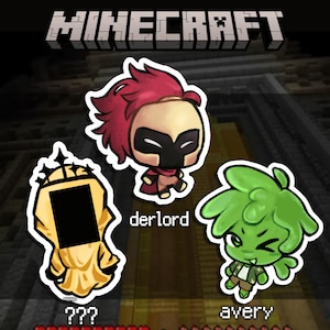 Può includere: Adesivi a tema Minecraft con tre personaggi dei cartoni animati: "derlord" con capelli rossi e una maschera nera, un personaggio verde chiamato "avery" e un personaggio giallo con l'etichetta "???". Il logo di Minecraft è in alto.