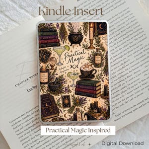 Könnte beinhalten: Ein rechteckiger Kindle-Einsatz mit cremefarbenem Hintergrund und magischer Illustration. Das Design zeigt gestapelte Bücher, einen Kessel, Kerzen, Kristallkugeln und Margaritas. Der Text lautet Practical Magic und Midnight Margaritas.
