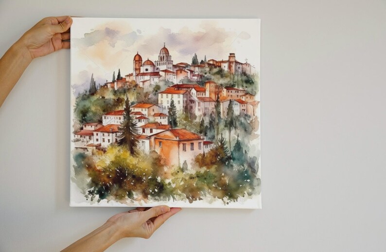 K&ouml;nnte beinhalten: Aquarellgem&auml;lde einer kleinen Stadt, die sich an einen H&uuml;gel schmiegt. Die Geb&auml;ude sind in Orange-, Rot- und Braunt&ouml;nen gemalt, umgeben von gr&uuml;nen B&auml;umen. Der Himmel ist in einem sanften Blau mit rosa und violetten Farbt&ouml;nen gehalten.
