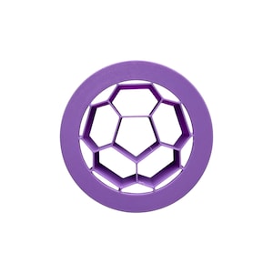 Puede incluir: Un cortador de galletas morado con forma de balón de fútbol. El cortador es redondo con un diseño de balón de fútbol en el centro. El diseño del balón de fútbol está formado por pentágonos y hexágonos.
