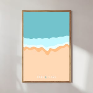 Könnte beinhalten: Ein gerahmter Kunstdruck mit einer minimalistischen Strandszene. Das Kunstwerk zeigt einen hellblauen Himmel, Wellen in Blau- und Weißtönen und einen sandigen Strand in Pfirsichtönen. Die Worte "EBBS & FLOWS" stehen unten.