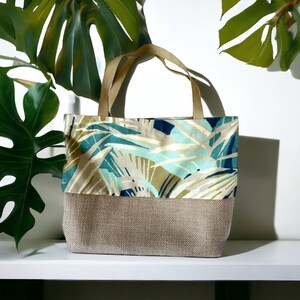 Beach bag for women with nature print. PALMIRA