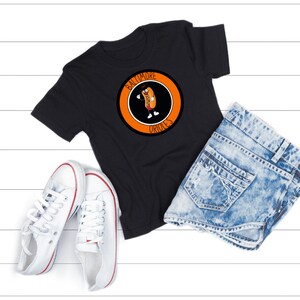 Laufen Sie zum Sieg mit dem Orioles Mustard Hotdog Rassen Champion-T-Shirt