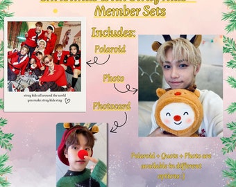 Op de afbeelding: Kerstthema fotokaartset met de K-pop groep Stray Kids. De set bevat een Polaroid foto, een foto en een fotokaart. De afbeelding toont een groepsfoto van de bandleden in rood-witte kerstkledij, een close-up van een lid dat een rendier knuffel houdt, en een close-up van een lid dat een groene trui draagt met een rendier hoofdband. De tekst "Christmas with Stray Kids - Member Sets" en "Includes: Polaroid, Photo, Photocard" is zichtbaar in de afbeelding.