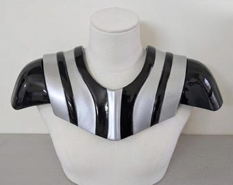 Spallacci ispirati all'armatura di Darth Vader e ai Sith, con imbottiture in pelle.