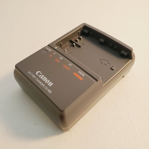 Generic battery charger for Canon original CG-580  batteries