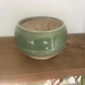 陶器製の釉薬をかけた装飾鉢