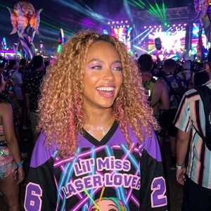 Camiseta ligera de hockey para festivales Lil Miss Laser Lover: ropa EDM para rave, ropa de festival para mujer, atuendo Lost Lands, EDC imagen 4