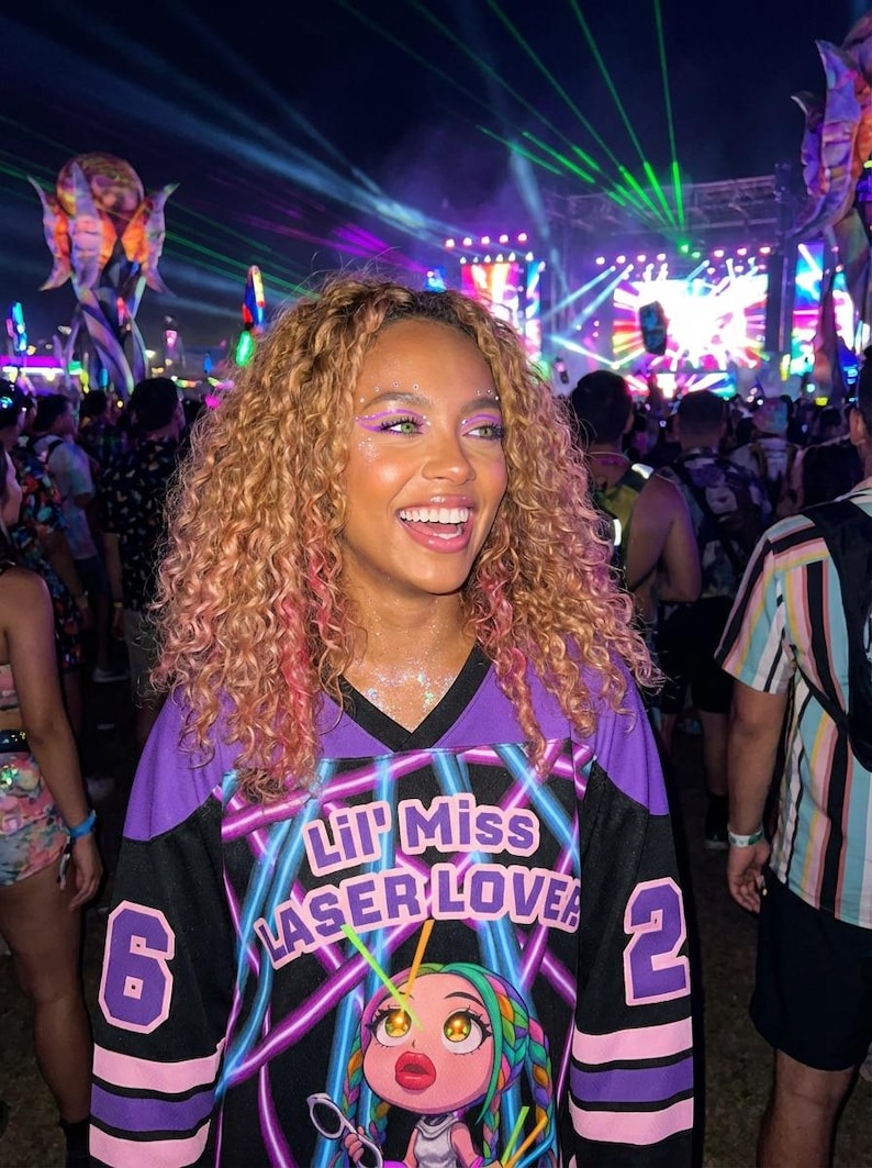Camiseta ligera de hockey para festivales Lil Miss Laser Lover: ropa EDM para rave, ropa de festival para mujer, atuendo Lost Lands, EDC imagen 4