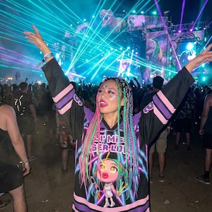 Camiseta ligera de hockey para festivales Lil Miss Laser Lover: ropa EDM para rave, ropa de festival para mujer, atuendo Lost Lands, EDC imagen 2