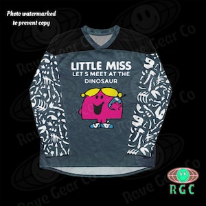 Lekka koszulka festiwalowa Little Miss 'Meet Me by the Dino' – odzież Rave na imprezy EDM, odzież unisex Rave, top festiwalowy Lost Lands