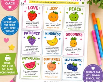Puede incluir: Una hoja imprimible titulada Fruits of the Spirit que presenta nueve tarjetas coloridas con ilustraciones de frutas estilo caricatura, cada una acompañada de un versículo bíblico. Las frutas incluyen fresa, naranja, manzana, uvas, plátano, piña, sandía, melocotón y arándanos.