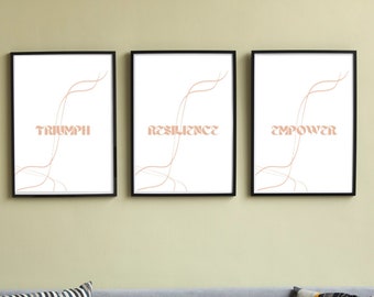 Op de afbeelding: Drie ingelijste prints met zwarte lijsten en witte achtergronden. De prints tonen de woorden "TRIUMPH", "RESILIENCE" en "EMPOWER" in een perzikkleurige tint. De woorden zijn gestileerd met een golvend lijnenontwerp.