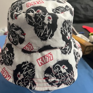 Embrassez ce chapeau seau