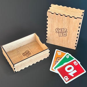 Boîte de rangement Skip-Bo en bois faite main | Organisateur personnalisé pour cartes | Cadeau unique pour amateurs de jeux