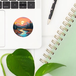Vinylsticker Serene bergzonsondergang | Kamperend natuurontwerp | Waterbestendig, laptopdecor