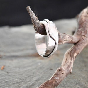 Massiver Sterling Silber Ring mit Welle Außen Detail