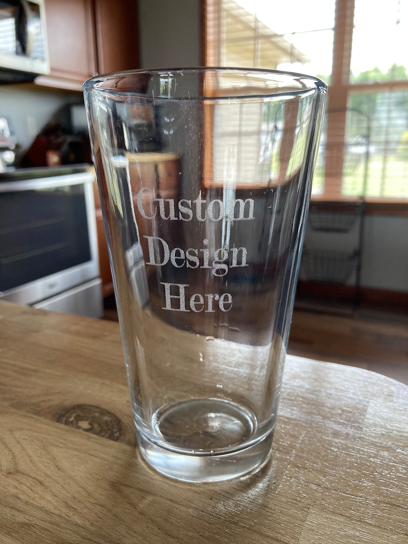Vaso de pinta personalizado grabado: texto personalizado o utilice su logotipo/diseño, 16 fuentes disponibles. imagen 1