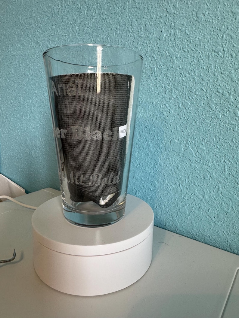 Vaso de pinta personalizado grabado: texto personalizado o utilice su logotipo/diseño, 16 fuentes disponibles. imagen 7