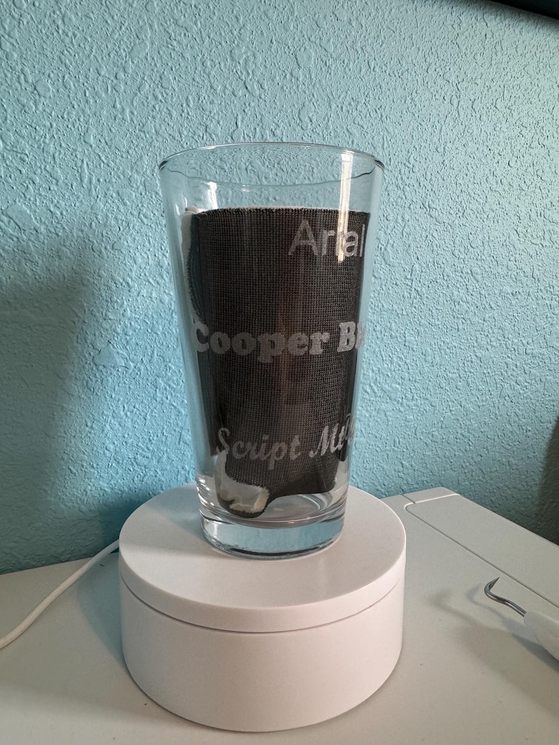Vaso de pinta personalizado grabado: texto personalizado o utilice su logotipo/diseño, 16 fuentes disponibles. imagen 5