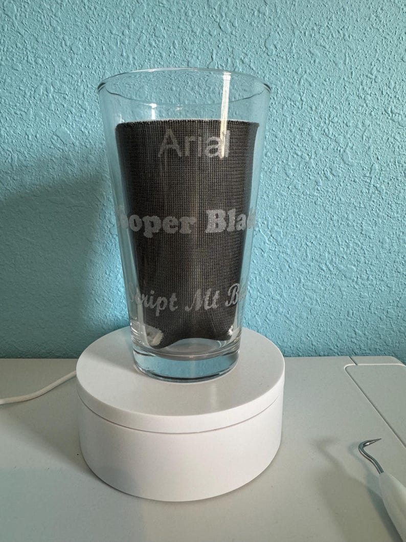 Vaso de pinta personalizado grabado: texto personalizado o utilice su logotipo/diseño, 16 fuentes disponibles. imagen 6