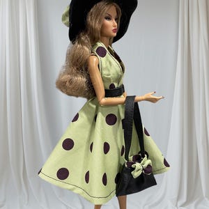 Hübsches Frauen-Kleider-Ensemble für Modepuppen, Neckholder-Kleid mit Hut, Geldbörse und Gürtel, passt einer Vielzahl von Modepuppen