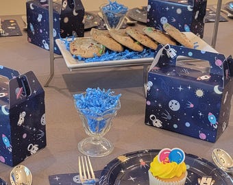 Set di decorazioni per feste a tema spazio - 36 pezzi: piatti, tovaglioli e scatoline per bomboniere. Tema astronauti e razzi per feste di compleanno per bambini.