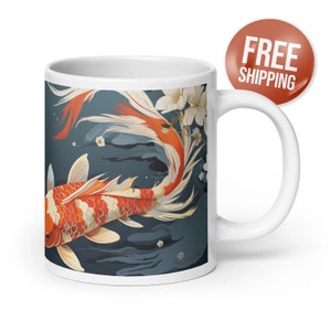 日本の浮世絵にインスパイアされた鯉、花のモチーフ、自然の装飾が施された陶器のマグカップ - お茶やコーヒー用のユニークな手作り陶器カップ
