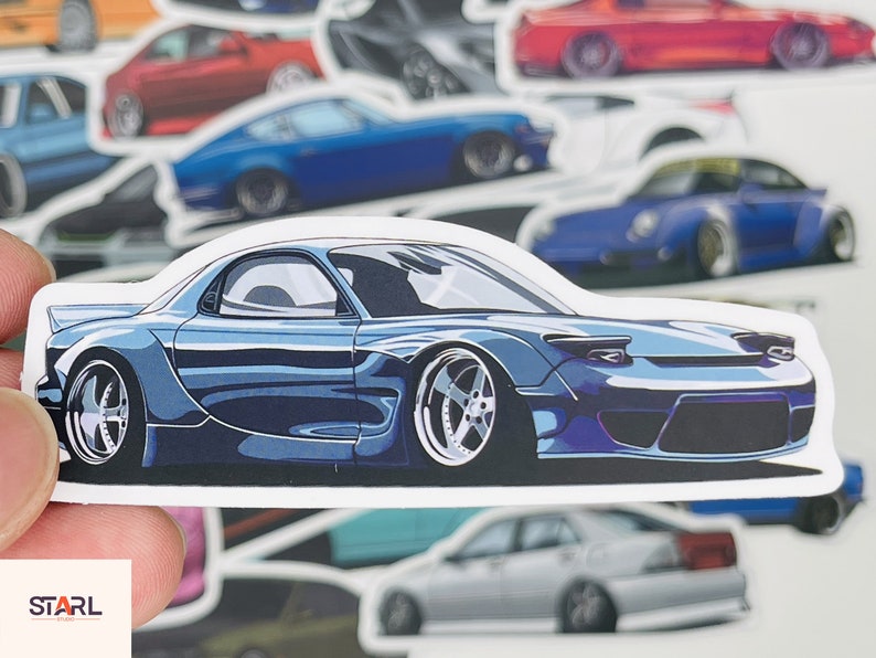 Puede incluir: Una pegatina de coche deportivo azul y plateado sobre fondo blanco. El coche es un coup&eacute; con un perfil bajo y un dise&ntilde;o elegante. La pegatina es perfecta para a&ntilde;adir un toque de estilo a cualquier coche, port&aacute;til o cuaderno.