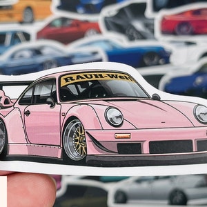 Puede incluir: Una ilustraci&oacute;n de dibujos animados rosa y blanca de un Porsche 911 con un aler&oacute;n trasero negro y una pegatina amarilla "RAUH-Welt" en el parabrisas.