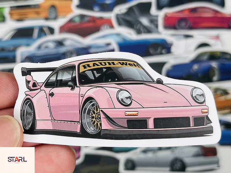 Puede incluir: Una ilustraci&oacute;n de dibujos animados rosa y blanca de un Porsche 911 con un aler&oacute;n trasero negro y una pegatina amarilla "RAUH-Welt" en el parabrisas.