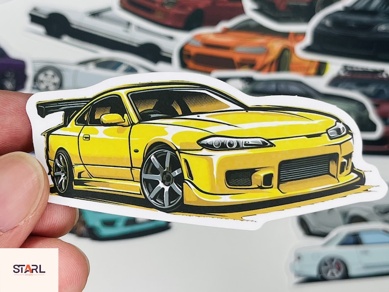 Puede incluir: Una pegatina de coche amarilla con una ilustraci&oacute;n detallada de un coche deportivo amarillo con detalles negros. El coche tiene un aler&oacute;n negro y ruedas negras. La pegatina es perfecta para los entusiastas de los coches y los coleccionistas.