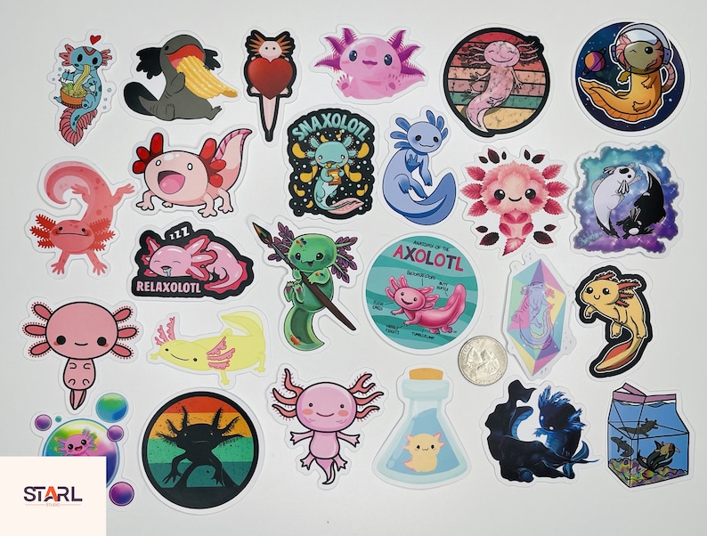 Op de afbeelding: Een set van 25 axolotl-stickers met verschillende ontwerpen, waaronder een roze axolotl met een hart, een zwarte axolotl met een banaan, een regenboog-axolotl en een ruimte-axolotl. De stickers zijn gedrukt op hoogwaardig vinyl en zijn waterdicht en duurzaam.