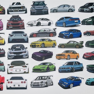 Puede incluir: Una colecci&oacute;n de 30 pegatinas de coches de colores que representan diferentes marcas y modelos. Las pegatinas est&aacute;n impresas en papel blanco y tienen un acabado brillante.