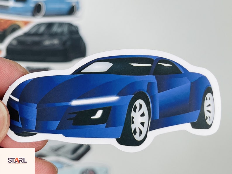 Puede incluir: Una pegatina de coche deportivo azul con un contorno blanco. El coche tiene un parabrisas negro y faros negros. La pegatina es perfecta para a&ntilde;adir un toque de estilo a cualquier superficie.