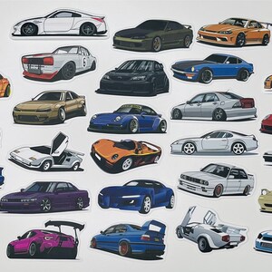 Puede incluir: Una colecci&oacute;n de 28 pegatinas de coches coloridas que representan diferentes marcas y modelos. Las pegatinas est&aacute;n impresas en papel blanco y son perfectas para a&ntilde;adir un toque de personalidad a los port&aacute;tiles, las botellas de agua u otras superficies.