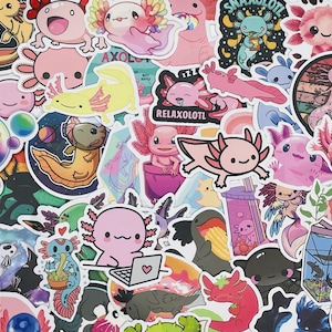 Op de afbeelding: Een verzameling kleurrijke axolotl-stickers met verschillende ontwerpen, waaronder axolotls in verschillende poses, met harten, in de ruimte en in een glazen tank. De stickers hebben witte randen en zijn gedrukt op een witte achtergrond.
