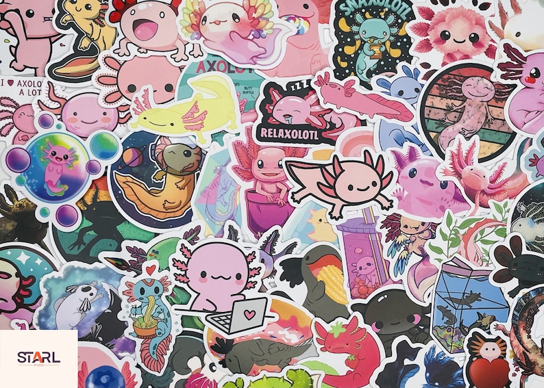 Op de afbeelding: Een verzameling kleurrijke axolotl-stickers met verschillende ontwerpen, waaronder axolotls in verschillende poses, met harten, in de ruimte en in een glazen tank. De stickers hebben witte randen en zijn gedrukt op een witte achtergrond.